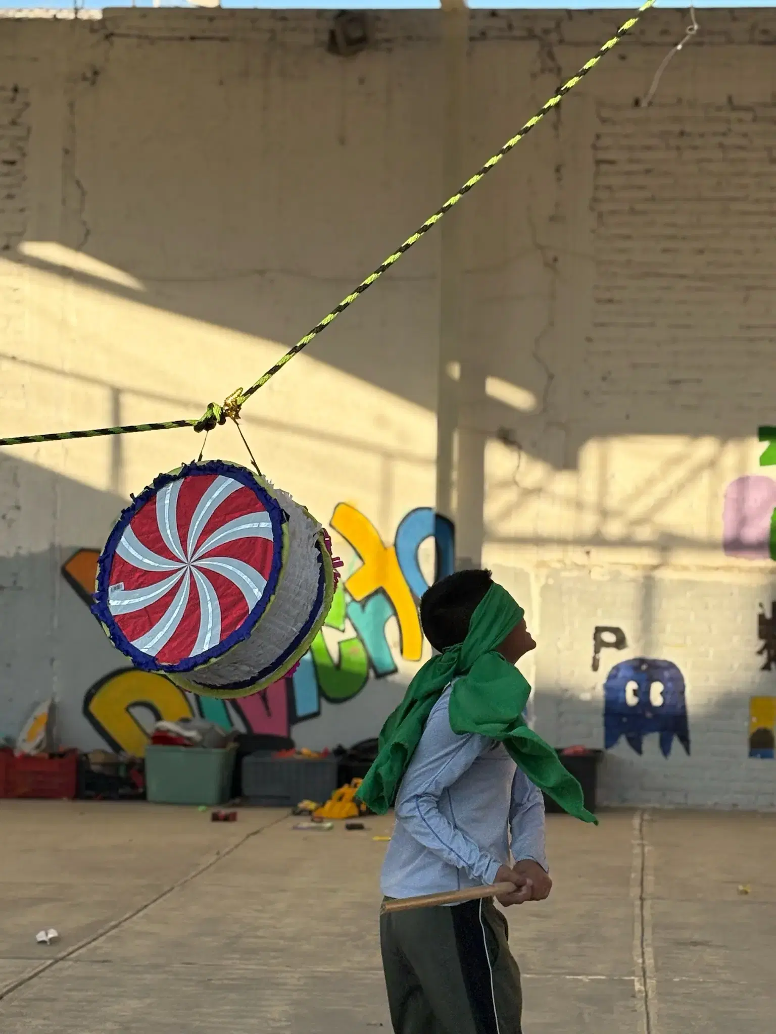 Jóvenes junto a mural